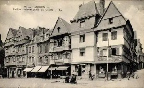 Ak Lannion Côtes d’Armor, Place du Centre, alte Häuser