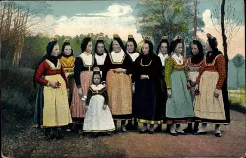 Ak Hessische Trachten, Hessenmädchen beim Sonntagsspaziergang