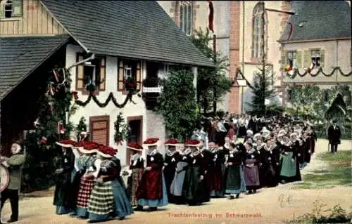 Ak Trachtenfestzug im Schwarzwald, Dorf im Festschmuck, Umzug der Frauen