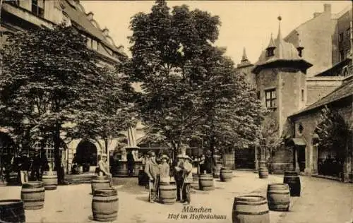 Ak München, Hofbräuhaus, Hof, Fässer, Menschen