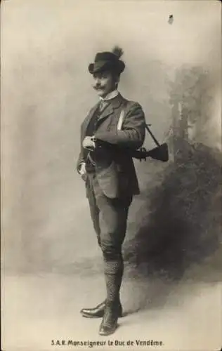 Ak Emmanuel d'Orléans, Duc de Vendôme, Standportrait als Jäger