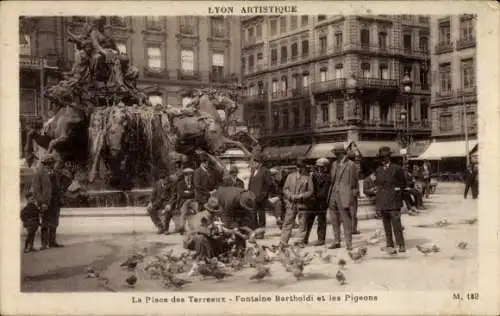 Ak Lyon Rhône, Place des Terreaux, Fontaine Bartholdi, les Pigeons