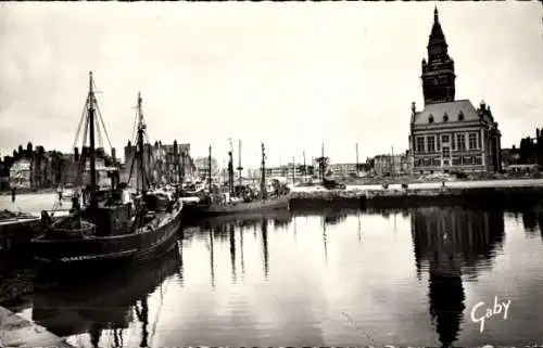 Ak Dunkerque Dunkerque Nord, Die Boote rechts Rathaus