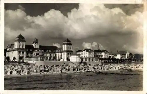 Ak Seebad Binz auf Rügen, Kurhaus mit Strandleben vom Meer gesehen, Hotel Kaiserhof