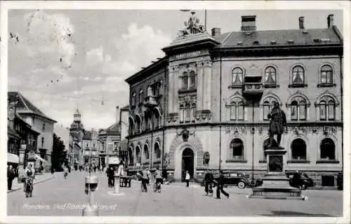 Ak Randers Dänemark, Straßenszene mit Rathaus und Handelsbank in Randers