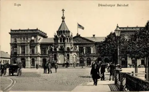 Ak Riga Lettland, Dünaburger Bahnhof, Straßenseite, Passanten