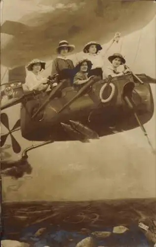 Foto Ak Munster im Heidekreis, Truppenübungsplatz Munsterlager, Fünf Frauen in einem Flugzeug