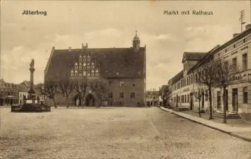 Ak Jüterbog Kreis Teltow Fläming, Markt mit Rathaus und Gasthaus, Denkmal