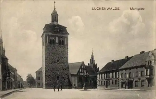 Ak Luckenwalde in Brandenburg, Marktplatz, Kirche