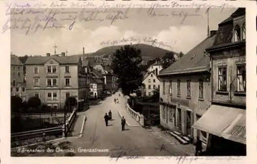 Ak Bärenstein Erzgebirge, Blick in die Grenzstraße, Geschäfte, Passanten