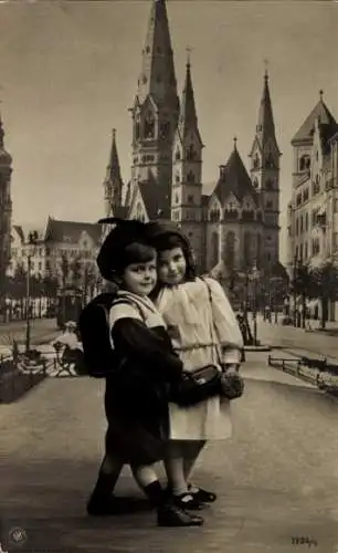 Foto Ak Berlin Charlottenburg, Kaiser Wilhelm Gedächtniskirche, Mädchen und Junge