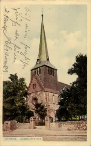 Ak Jüterbog, Liebfrauenkirche mit Friedhof von der Straße aus gesehen