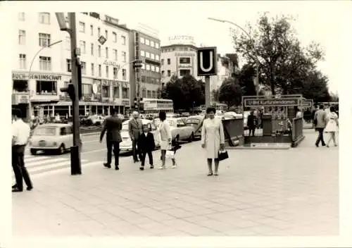 Foto Berlin Charlottenburg, Kurfürstendamm, U-Bahnhof, Passanten, Geschäfte, Autos