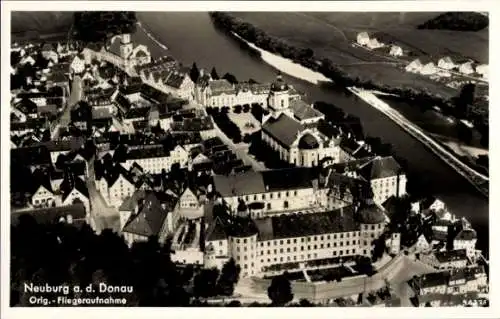 Ak Neuburg an der Donau Oberbayern, Neuburg a.d. Donau vom Flugzeug aus