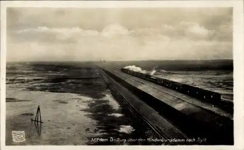 Ak Westerland auf Sylt, D Zug auf der Strecke über den Hindenburgdamm, Dampflok, Eisenbahn