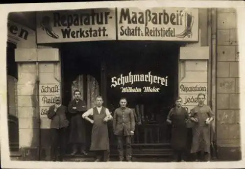 Foto Schuhmacherei Wilhelm Meier, Herren am Eingang, Schuster