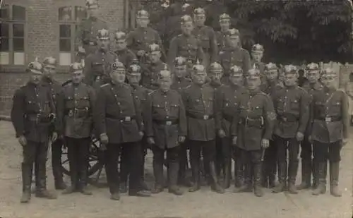 Foto Ak Feuerwehr, Gruppenbild in Uniform