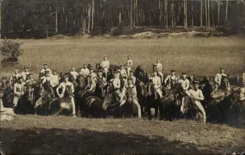 Foto Ak Czarne Hammerstein Westpreußen, Truppenübungsplatz, Deutsche Soldaten in Uniform auf Pferden