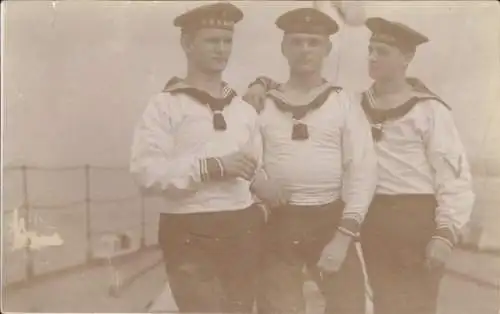 Foto Ak Drei deutsche Seeleute in Uniform, Matrosen, SMS Danzig, 1914