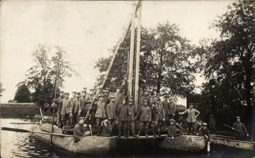 Foto Ak Asche Kurland, Pionier Komp. 1909, Bau einer Divisionsramme auf einem See