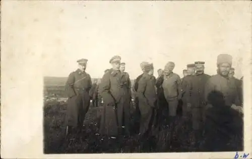 Foto Ak Deutsche Soldaten in Uniform, 1. Radfahr-Comp. Jäger Batl. 4, Verbrüderung an der Ostfront