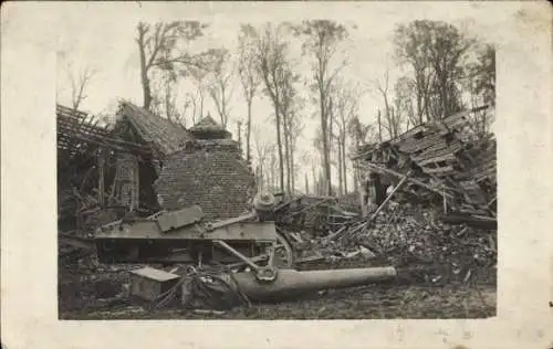 Foto Ak Kriegsschauplatz 1. WK, Ein Geschütz nach der Schlacht, Ruinen, 1917