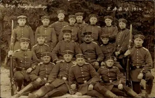 Foto Ak Deutsche Soldaten in Uniform, Feld-Art.-Regt. 13, 6. Corp. Kriegsfreiwillige