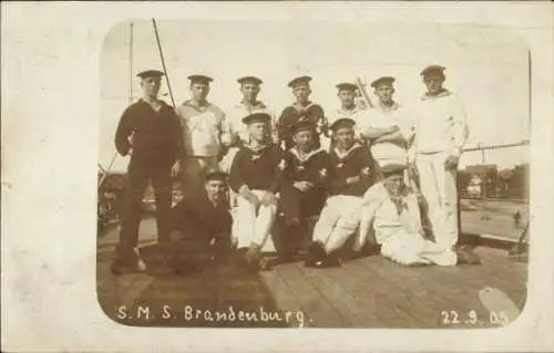 Foto Ak Deutsche Seeleute in Uniform, SMS Brandenburg, Wilhelmshaven 1905