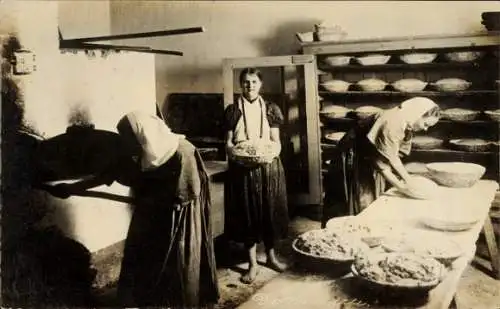 Foto Ak Frauen bei der Arbeit in der Bäckerei