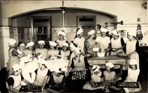 Foto Ak Mädchen in der Kochschule beim Plätzchenbacken