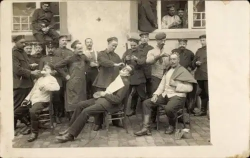 Foto Ak Deutsche Soldaten in Uniform, bei der Rasur