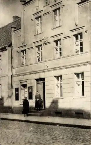 Foto Ak Bad Belzig in der Mark, Wohnhaus Hindenburgstraße, Geschäft, Anwohner