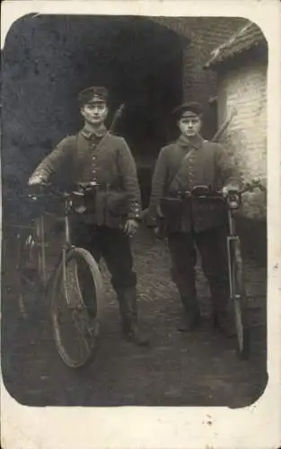 Foto Ak Deutsche Soldaten in Uniform, Melder mit Fahrrad, Feldzug 1914/15, Karl