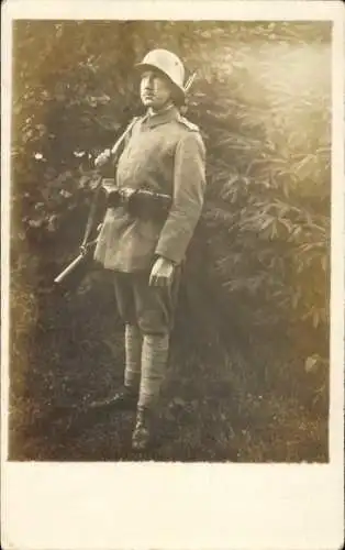 Foto Ak Soldat in Uniform, Standportrait, Stahlhelm M15, Ausrüstung