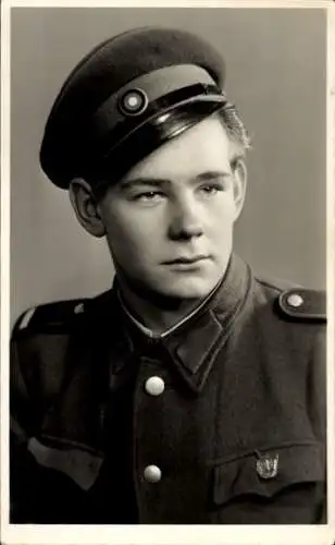 Foto Oranienburg, Junger Mann in Uniform der KVP, Portrait, DDR