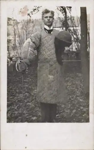 Foto Ak Hennef an der Sieg, Student in Fechtausrüstung, Standportrait