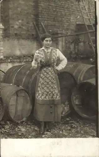 Foto Ak Oberwinter Remagen am Rhein, Winzerin, Standportrait vor Weinfässern, Lisbeth Maurer