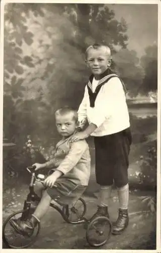 Foto Ak Kinderportrait, zwei Jungen, Matrosenhemd, Dreirad, Manfred, Sommer 1930