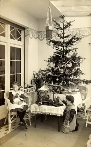 Foto Ak Kinder mit Spielzeugen, Weihnachtsbaum, Dampfmaschine, Karussell, Puppe