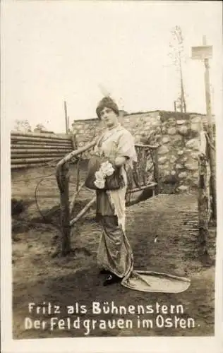 Foto Ak Fritz als Bühnenstern der Feldgrauen im Osten, Soldat in Kostüm, Fronttheater 1. WK