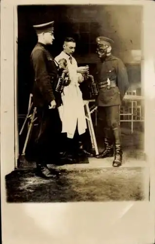 Foto Ak Deutsche Soldaten in Uniform mit Gasmaske