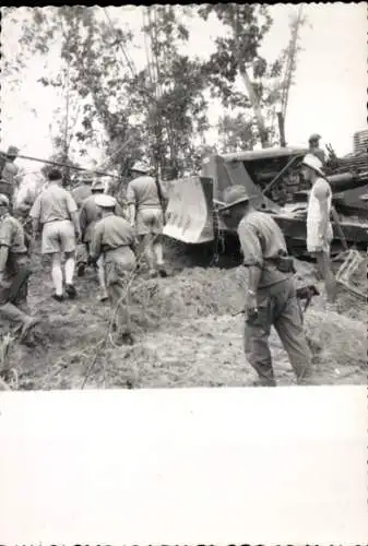 Foto Fremdenlegion, Der Colonel besichtigt die Arbeit der 9. E. FTCV