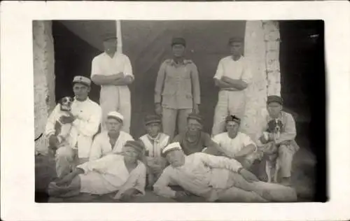 Foto Ak Fremdenlegion in Agadir Marokko, Fremdenlegionäre, Gruppenbild, Hunde