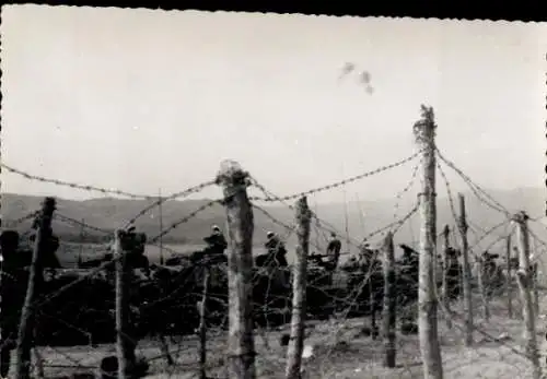 Foto Fremdenlegion in Vietnam, 1er R.E.C., Ruhe vor der Operation bei Quang Nam, Stacheldraht