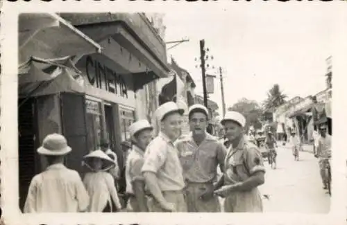 Foto Fremdenlegion in Hue Vietnam, Kameraden vor einem Kino, Straßenpartie, 1951