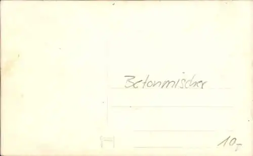 Foto Ak Arbeiter mit einem Betonmischer, Baustelle