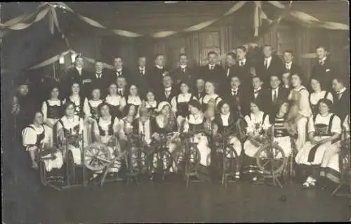 Foto Ak Greiz im Vogtland Thüringen, Männer und Frauen in Tracht, Spinnrad, Gruppenbild