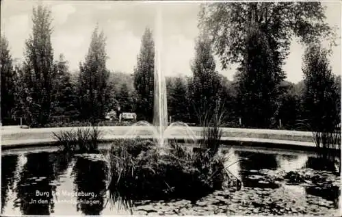 Ak Burg bei Magdeburg, Bahnhofsanlagen, Springbrunnen