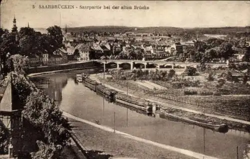 Ak Saarbrücken im Saarland, Totalansicht, Saarpartie, alte Brücke