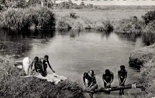 Ak Afrique Noire, Lessive dans la Riviere, Afrikaner waschen Wäsche